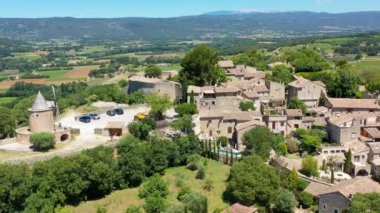 Goult, Fransa 'nın Provence şehrinde tipik bir kasabadır. Güneşli bir günde Provence 'deki Goult' un büyüleyici tepedeki köyünü keşfedin. Antik tepe köyü Goult, Provence, Fransa.
