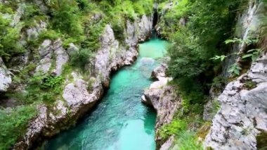 Slovenya Alplerinde Soca Nehri vadisi gibi. Great Soca Gorge (Velika korita Soce), Triglav Ulusal Parkı, Slovenya. Soca Nehri 'nin büyük kanyonu, Bovec, Slovenya. Triglav Ulusal Parkı 'ndaki Soca Vadisi.