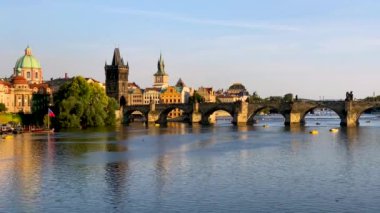 Çek Cumhuriyeti Prag 'daki Vltava nehri üzerindeki Eski Şehir İskelesi mimarisi ve Charles Köprüsü manzaralı. Prag ikonu Charles Bridge (Karluv Most) ve Eski Şehir Köprüsü Kulesi, Çek Cumhuriyeti.