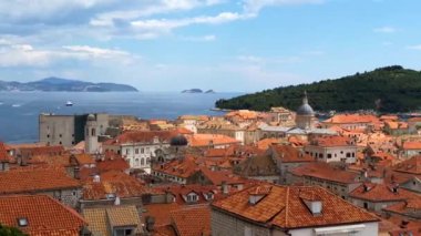 Hırvatistan 'ın güneyinde yer alan ve Adriyatik Denizi, Avrupa' ya bakan Dubrovnik kentinin hava manzarası. Hırvatistan 'ın ünlü Dubrovnik kentinin eski şehir merkezi. Dalmaçya 'nın tarihi Hırvatistan kenti Dubrovnik. 