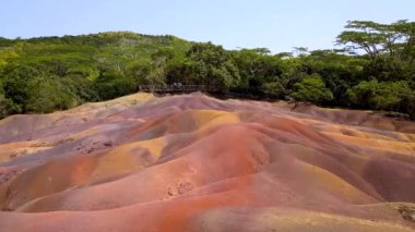 Mauritius Adası 'ndaki Chamarel Seven Colored Earth Geopark. Riviere Noire bölgesindeki bu volkanik jeolojik oluşum hakkında renkli panoramik manzara Chamarel Yedi Renkli Dünya Geopark.