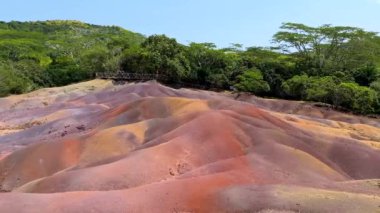 Mauritius Adası 'ndaki Chamarel Seven Colored Earth Geopark. Riviere Noire bölgesindeki bu volkanik jeolojik oluşum hakkında renkli panoramik manzara Chamarel Yedi Renkli Dünya Geopark.