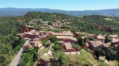 Fransa 'nın Provence kentindeki büyüleyici yamaç köyü Roussillon' u keşfedin çarpıcı manzaralar ve tarihi mimari sergilenmektedir. Provence 'deki Roussillon Köyü, eşsiz sarp kayalıklarıyla tanınır..