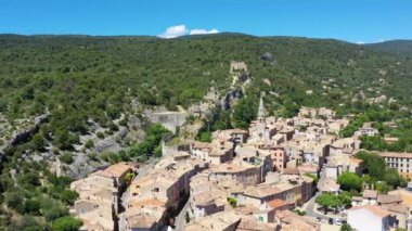 Luberon 'daki Saint Saturnin les Apt köyünün panoramik manzarası. Bölgesel doğal park, Provence, Fransa. Saint-Saturnin-les-Apt, Vaucluse, Provence, Fransa.