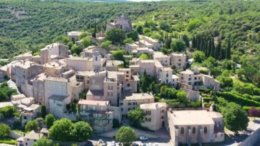 Provence, Fransa 'daki Simiane la Rotonde köyünün manzarası. Provence, Fransa 'daki Simiane la rotonde köyü. Fransa 'nın Provence kentindeki Simiane la Rotonde kasabasının büyüleyici yamaçları yemyeşil..