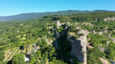 Fransa 'daki Saignon köyünü görmek, Güney Fransa' daki antik Saignon köyünün çarpıcı mimarisini keşfetmek. Provence, Vaucluse, Fransa.