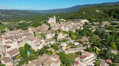 Fransa 'daki Saignon köyünü görmek, Güney Fransa' daki antik Saignon köyünün çarpıcı mimarisini keşfetmek. Provence, Vaucluse, Fransa.
