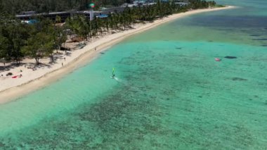 Uçurtmacılar, Le Morne sahilindeki rüzgar sörfçüleri Mauritius adasındaki ünlü su sporları merkezi. Mauritius, Le Morne sahilindeki Hint Okyanusu 'nun berrak sularında sörf yapan uçurtma..