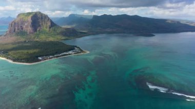Mauritius Adası manzarası ve ünlü Le Morne Brabant dağı, güzel mavi göl ve su altı şelalesi. Le Morne Brabant Yarımadası ve Sualtı Şelalesi, Mauritius.