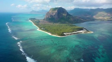Mauritius Adası manzarası ve ünlü Le Morne Brabant dağı, güzel mavi göl ve su altı şelalesi. Le Morne Brabant Yarımadası ve Sualtı Şelalesi, Mauritius.