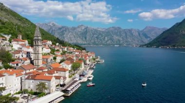 Karadağ 'ın ünlü Kotor Koyu' ndaki tarihi Perast kasabasının mavi gökyüzü ve yaz aylarında bulutlarla dolu güneşli güzel bir günü. Karadağ 'ın Kotor Körfezi' ndeki tarihi Perast kenti yazın.