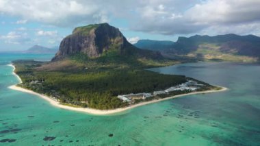 Mauriutius 'taki Le Morne Brabant' ın hava manzarası. Le Morne dağı ve Mauritius 'taki lüks plajlı tropik kristal okyanus. Palmiye ağaçları, beyaz kumlar ve lüks tatil beldeleri olan Le Morne plajı, Mauritius..