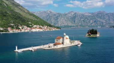 Aziz George Adası ve Karadağ 'ın Perast kentindeki Kayalıkların Efendisi Kilisesi. Boka Kotor Körfezi kıyısındaki Kaya Adası Leydimiz ve Perast Kilisesi (Boka Kotorska), Karadağ, Avrupa. 