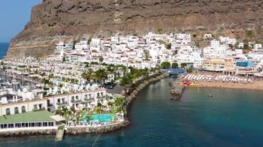 İspanya 'nın Gran Canaria plajlı Puerto de Mogan' ı. Adada turistlerin ve yerlilerin en sevdiği tatil yeri. Puerto de Mogan Limanı ve Büyük Kanarya Adası, İspanya.