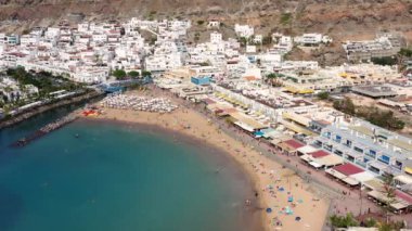 İspanya 'nın Gran Canaria plajlı Puerto de Mogan' ı. Adada turistlerin ve yerlilerin en sevdiği tatil yeri. Puerto de Mogan Limanı ve Büyük Kanarya Adası, İspanya.