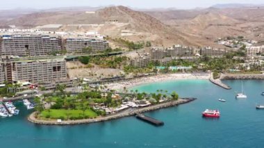 Anfi plajı ve tatil köyü, Büyük Kanarya, İspanya. Playa Anfi del Mar, Gran Canaria Adası, İspanya 'da güzel bir plaj. Gran Canaria 'daki Anfi del Mar Plajı, Kanarya Adaları, İspanya.