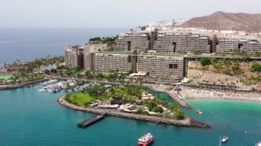 Anfi plajı ve tatil köyü, Büyük Kanarya, İspanya. Playa Anfi del Mar, Gran Canaria Adası, İspanya 'da güzel bir plaj. Gran Canaria 'daki Anfi del Mar Plajı, Kanarya Adaları, İspanya.