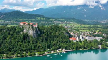 Bled, Slovenya, Bled Gölü (Blejsko Jezero) ile güzel Bled Kalesi 'nin (Blejski Grad) havadan görünüşü, Maria' nın Hükmü Kilisesi aydınlık bir yaz gününde. Kan, Slovenya.