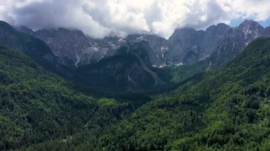 Triglav Ulusal Parkı 'ndaki vadi, Julian Alps, Slovenya. Julian Alps dağları, Slovenya, Avrupa.