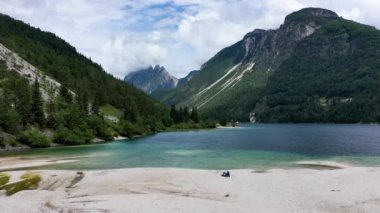 İtalya 'daki Predil Gölü' nün üzerindeki Julian Alps dağlarına küçük bir gölle bakın. Predil Gölü, Friuli İtalya (Lago del Predil), kuzey İtalya 'da Slovenya sınırı yakınlarındaki güzel bir alp gölü..