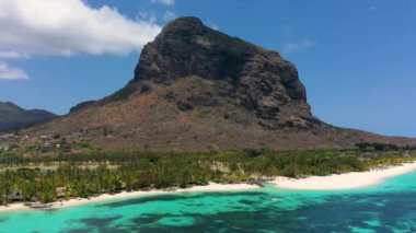 Tropikal manzara, Mauritius adasının güzel plajları Le Morne, popüler lüks tatil köyü. Le Morne plaj tatil köyleri, Mauritius. Mauritius 'taki lüks plaj, palmiyeli ve mavi okyanuslu kumlu plaj.. 