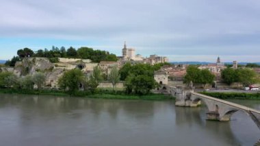 Avignon 'un ünlü köprüsü Saint-Benezet' in güzel manzarası, Avignon, Fransa 'daki Rhone Nehri boyunca ortaçağ mimarisi. Güney Fransa, Avignon 'daki Pont Saint Benezet ve Papalık Sarayı.