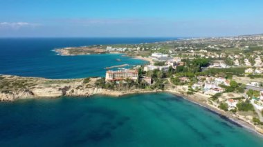 Kıbrıs 'taki Coral Bay plajının havadan panoramik görüntüsü. Kıbrıs Rum Kesimi 'nin Paphos ilçesi Peyia köyü, Coral Bay plajının yukarıdan görünüşü. Kıbrıs Rum Kesimi Peyia köyündeki Coral Bay plajının hava manzarası.