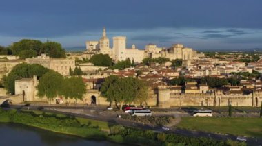 Güney Fransa 'da gün batımında Palais des Papes ile Avignon manzarası. Avignon, Provence, Fransa 'daki Rhone Nehri boyunca ortaçağ mimarisi. Avignon, Güney Fransa 'daki Palais des Papes..