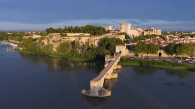 Avignon 'un ünlü köprüsü Saint-Benezet' in güzel manzarası, Avignon, Fransa 'daki Rhone Nehri boyunca ortaçağ mimarisi. Güney Fransa, Avignon 'daki Pont Saint Benezet ve Papalık Sarayı.