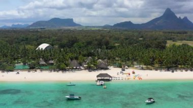 Tropik sahil manzarası, Mauritius adasında tatil. Rüya gibi egzotik bir ada, tropik bir cennet. Mauritius adasının en iyi plajları, Mauritius, Hint Okyanusu, Afrika 'nın lüks tatil beldeleri..