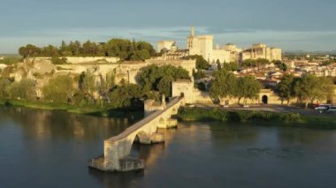 Avignon 'un ünlü köprüsü Saint-Benezet' in güzel manzarası, Avignon, Fransa 'daki Rhone Nehri boyunca ortaçağ mimarisi. Güney Fransa, Avignon 'daki Pont Saint Benezet ve Papalık Sarayı.