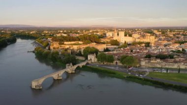 Avignon 'un ünlü köprüsü Saint-Benezet' in güzel manzarası, Avignon, Fransa 'daki Rhone Nehri boyunca ortaçağ mimarisi. Güney Fransa, Avignon 'daki Pont Saint Benezet ve Papalık Sarayı.