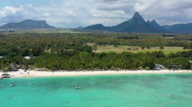 Tropik sahil manzarası, Mauritius adasında tatil. Rüya gibi egzotik bir ada, tropik bir cennet. Mauritius adasının en iyi plajları, Mauritius, Hint Okyanusu, Afrika 'nın lüks tatil beldeleri..