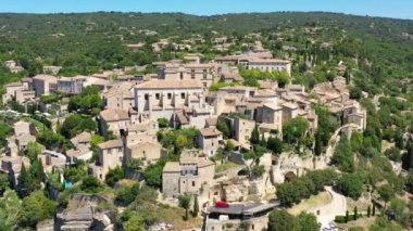 Gordes 'a bakın, Provence, Fransa' da tipik bir kasaba. Güneşli bir günde Provence 'deki Gordes' in büyüleyici tepedeki köyünü keşfedin. Antik tepe köyü Gordes, Provence, Fransa.