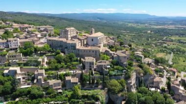 Gordes 'a bakın, Provence, Fransa' da tipik bir kasaba. Güneşli bir günde Provence 'deki Gordes' in büyüleyici tepedeki köyünü keşfedin. Antik tepe köyü Gordes, Provence, Fransa.