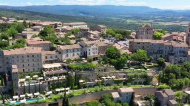 Gordes 'a bakın, Provence, Fransa' da tipik bir kasaba. Güneşli bir günde Provence 'deki Gordes' in büyüleyici tepedeki köyünü keşfedin. Antik tepe köyü Gordes, Provence, Fransa.
