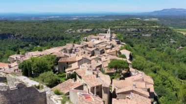Eski Notre Dame de Vie kilisesiyle birlikte Luberons, Provence, Fransa manzaralı Venasque köyü manzarası. Venasque, Provence, Fransa 'daki güzel kilise ve evler.
