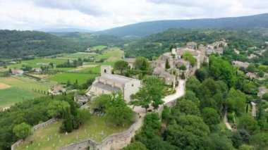 Bir yaz günü Provence 'deki Menerbes köyü, Fransa, Luberon, Vaucluse. Menerbes köyü, köy ve Luberon dağları aynı zamanda Fransa 'nın en güzel köyü olarak adlandırılır..