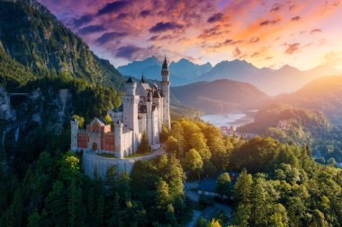 Dünyaca ünlü Neuschwanstein Kalesi 'nin güzel manzarası, 19. yüzyıl Romanesk Diriliş Sarayı Kral II. Ludwig için Almanya' nın güneybatı Bavyera, Fussen yakınlarındaki engebeli bir uçuruma inşa edildi.. 