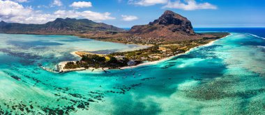 Mauriutius 'taki Le Morne Brabant' ın hava manzarası. Le Morne dağı ve Mauritius 'taki lüks plajlı tropik kristal okyanus. Palmiye ağaçları, beyaz kumlar ve lüks tatil beldeleri olan Le Morne plajı, Mauritius..