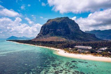 Tropikal manzara, Mauritius adasının güzel plajları Le Morne, popüler lüks tatil köyü. Le Morne plaj tatil köyleri, Mauritius. Mauritius 'taki lüks plaj, palmiyeli ve mavi okyanuslu kumlu plaj.. 