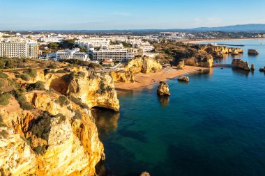 Portekiz 'deki Praia de Dona Ana plajı turkuaz deniz suyu ve kayalıkları ile. Güzel Dona Ana Sahili (Praia Dona Ana) Lagos, Algarve, Portekiz. Praia de Dona Ana Lagos, Algarve, Portekiz 'de.