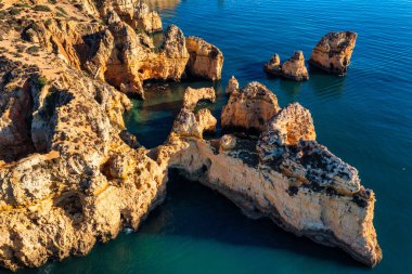 Panoramik görünümü, Algarve Lagos yakınlarındaki Ponta da Piedade, Portekiz. Ponta da Piedade, Algarve bölgesinde, Portekiz'de denizde uçurum kayalar ve turist teknesi. Ponta da Piedade, Algarve region, Portekiz.
