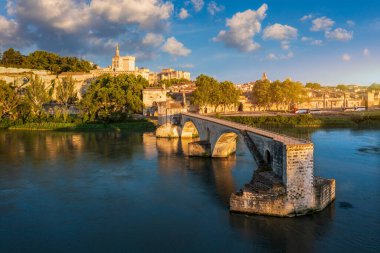 Avignon 'un ünlü köprüsü Saint-Benezet' in güzel manzarası, Avignon, Fransa 'daki Rhone Nehri boyunca ortaçağ mimarisi. Güney Fransa, Avignon 'daki Pont Saint Benezet ve Papalık Sarayı.