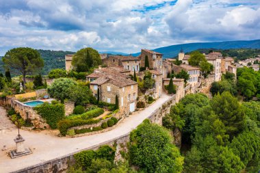 Bir yaz günü Provence 'deki Menerbes köyü, Fransa, Luberon, Vaucluse. Menerbes köyü, köy ve Luberon dağları aynı zamanda Fransa 'nın en güzel köyü olarak adlandırılır..