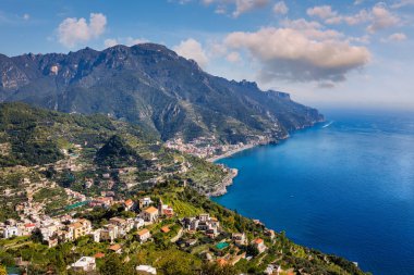 İtalya 'nın Amalfi Sahili' ndeki Ravello köyünün manzarası. Amalfi sahilinin muhteşem manzarası. Ravello, İtalya. 