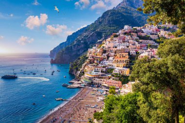 İtalya 'nın Campania kentindeki Amalfi Sahili' nde rahat plaj ve mavi deniz manzarası. Amalfi kıyısındaki Positano köyü, Salerno, Campania. Güzel Positano, Campania 'daki Amalfi Sahili.