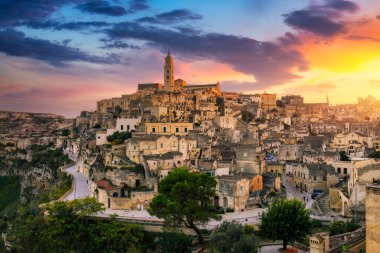 İtalya 'nın güneyindeki Basilicata' da güzel bir sonbahar gününde antik Matera (Sassi di Matera) kasabasının panoramik manzarası. Matera köyünün göz kamaştırıcı manzarası. Matera kayalık bir çıkıntı üzerinde bir şehirdir..
