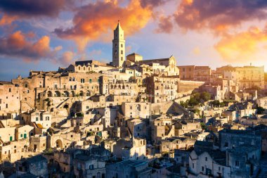 İtalya 'nın güneyindeki Basilicata' da güzel bir sonbahar gününde antik Matera (Sassi di Matera) kasabasının panoramik manzarası. Matera köyünün göz kamaştırıcı manzarası. Matera kayalık bir çıkıntı üzerinde bir şehirdir..