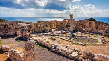 Kourion antik kentin kalıntıları. Achilles 'in Kourio Bazilikası Apollo Sığınağı' nda Limasol (Lemesos) yakınlarındaki Kourion Dünya Mirası Arkeoloji sahasında.